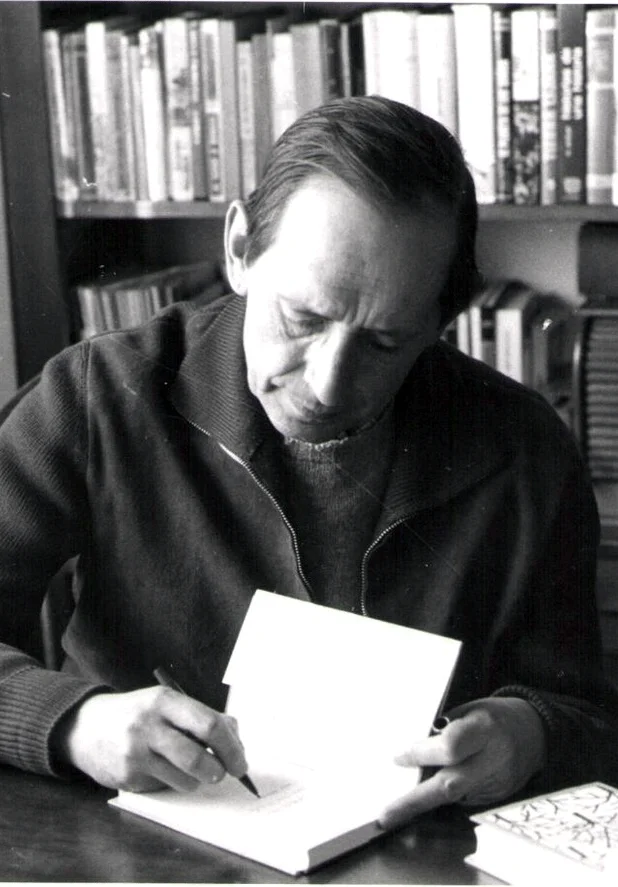 Miguel Delibes escribiendo en 1975